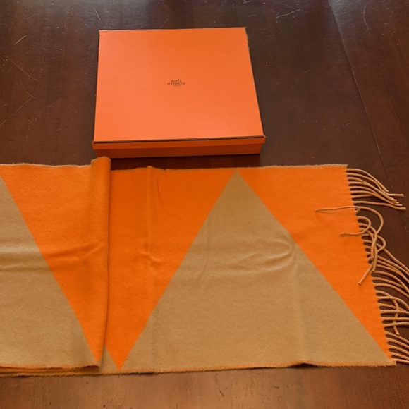 Hermes cashmere scarf in orange and camel - Picture 4 of 4